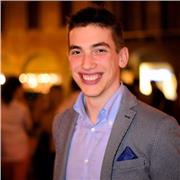 Docente di informatica impartisce lezioni di informatica a studenti del liceo scienze applicate